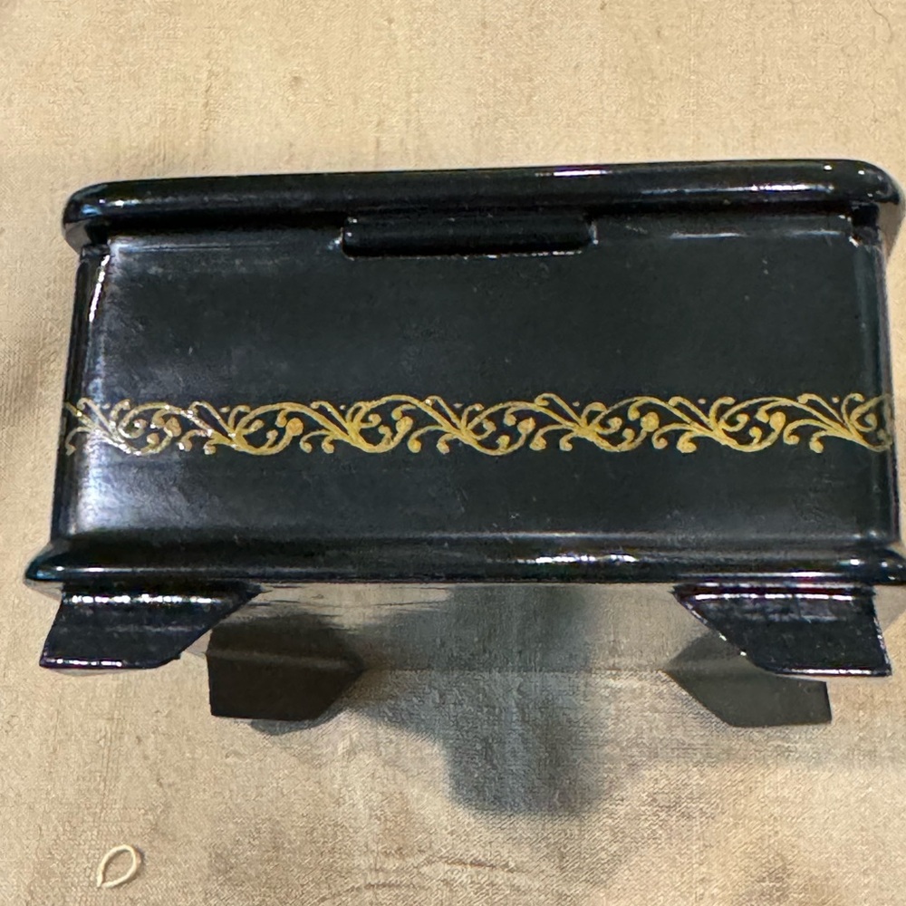 Vintage Signed St. George and the Dragon Russian Lacquered Trinket Box - Picture 4 of 12